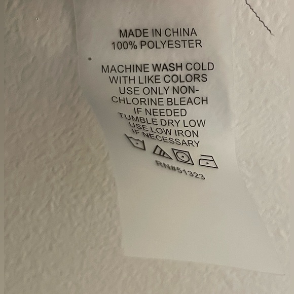 NWT Vince Camuto floral pattern, sleeveless top with button keyhole; Size L - Picture 7 of 11